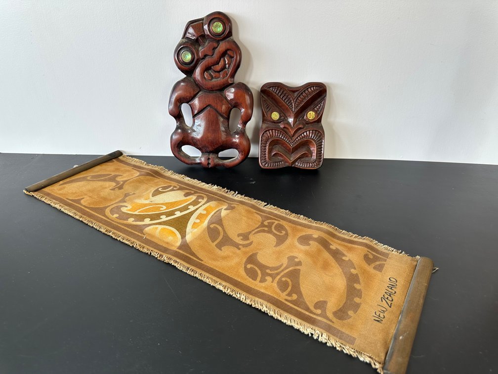 Set of Two Hand-Carved Māori Figures with Traditional Banner – New Zealand Décor