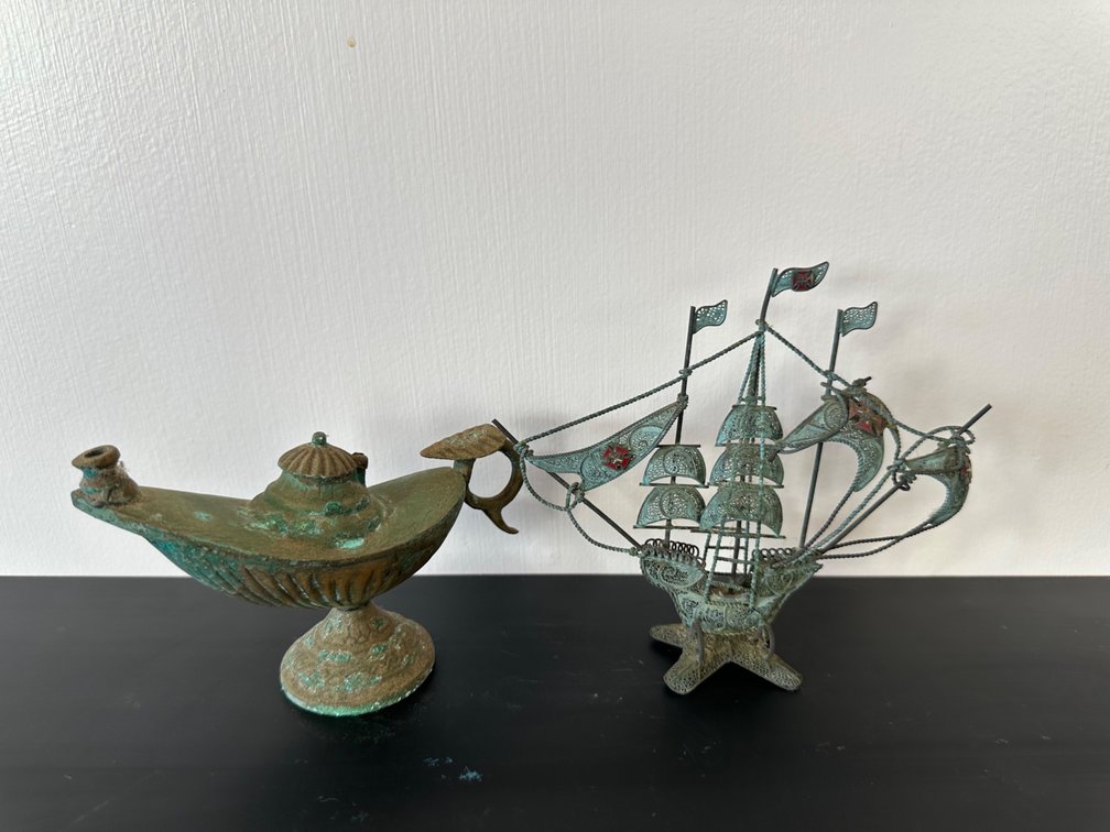 Unique Vintage Décor Pieces – Lamp and Ship Trinket