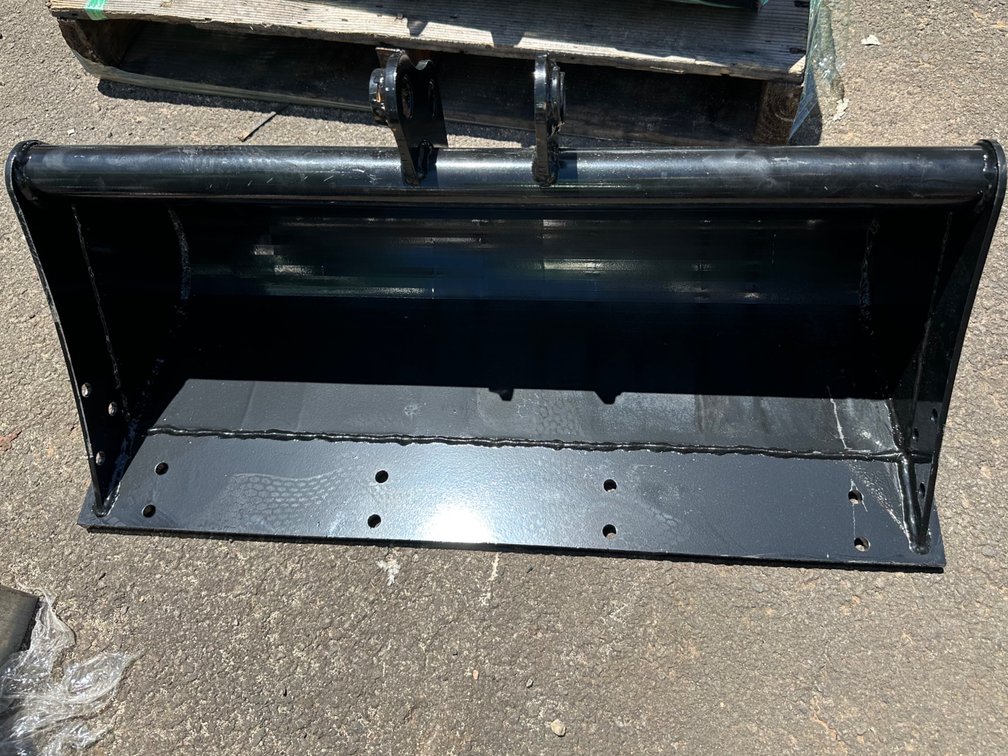 Smooth Edge Excavator/Skid Steer Bucket Attachment