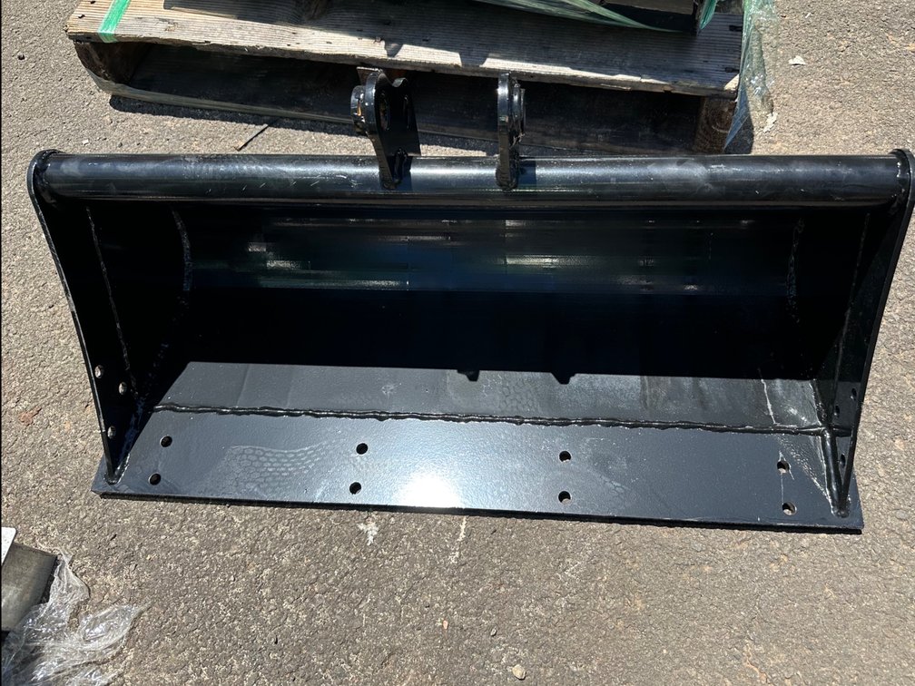 Smooth Edge Excavator/Skid Steer Bucket Attachment