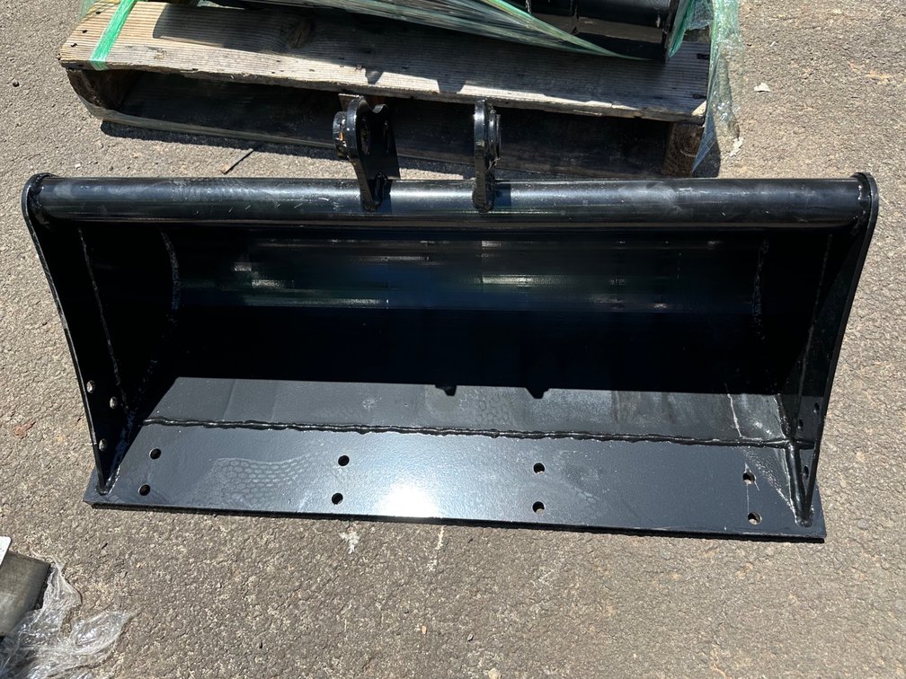 Smooth Edge Excavator/Skid Steer Bucket Attachment
