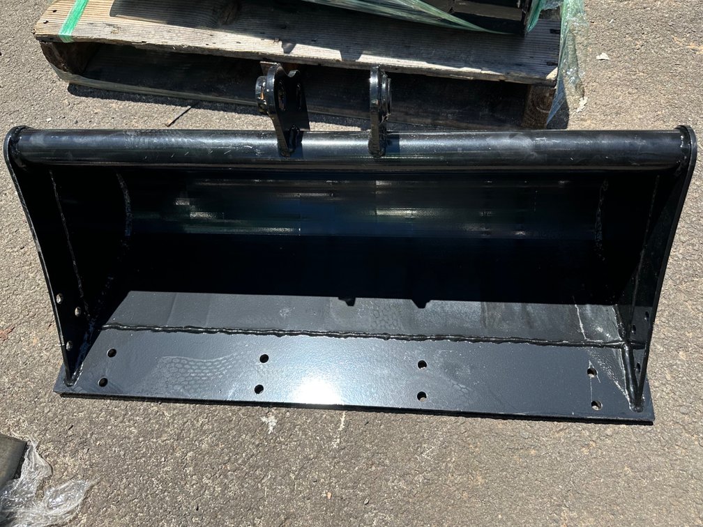 Smooth Edge Excavator/Skid Steer Bucket Attachment