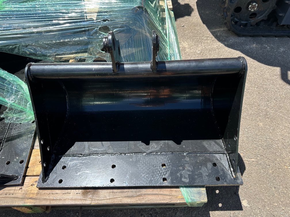 Smooth Edge Excavator/Skid Steer Bucket Attachment