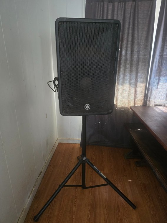 (X'2)Yamaha speakers & stands 