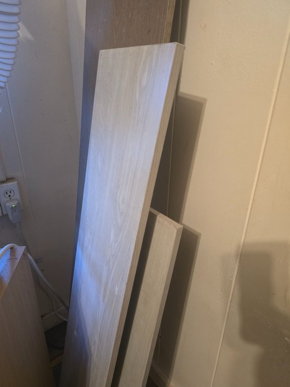 (X'3)Rubbermaid shelves x3
