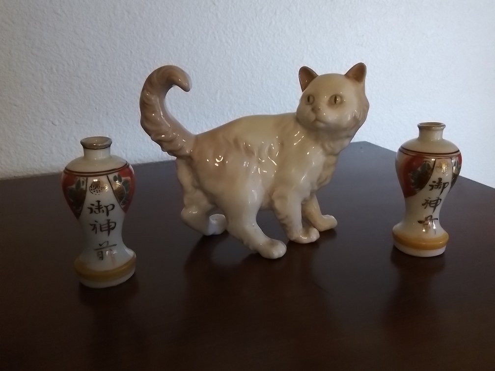 Vintage NAO Daisa cat and unique little vases 