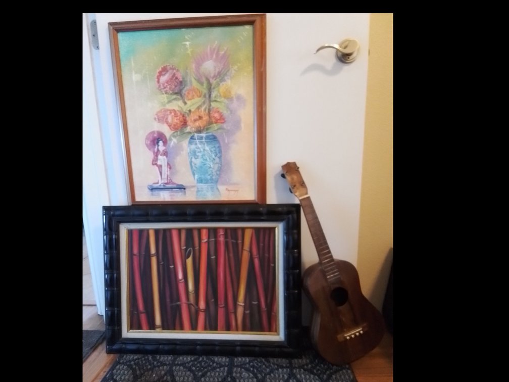 O'l ukulele and paintings 