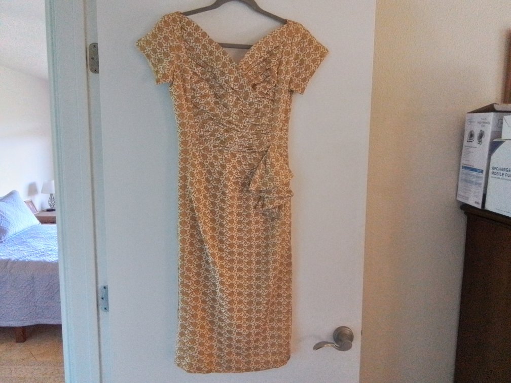 Exquisite Couture gold evening cocktail dress 