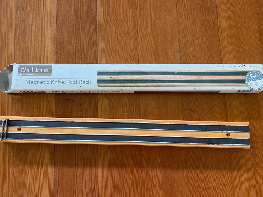 Magnetic knife/tool rack 