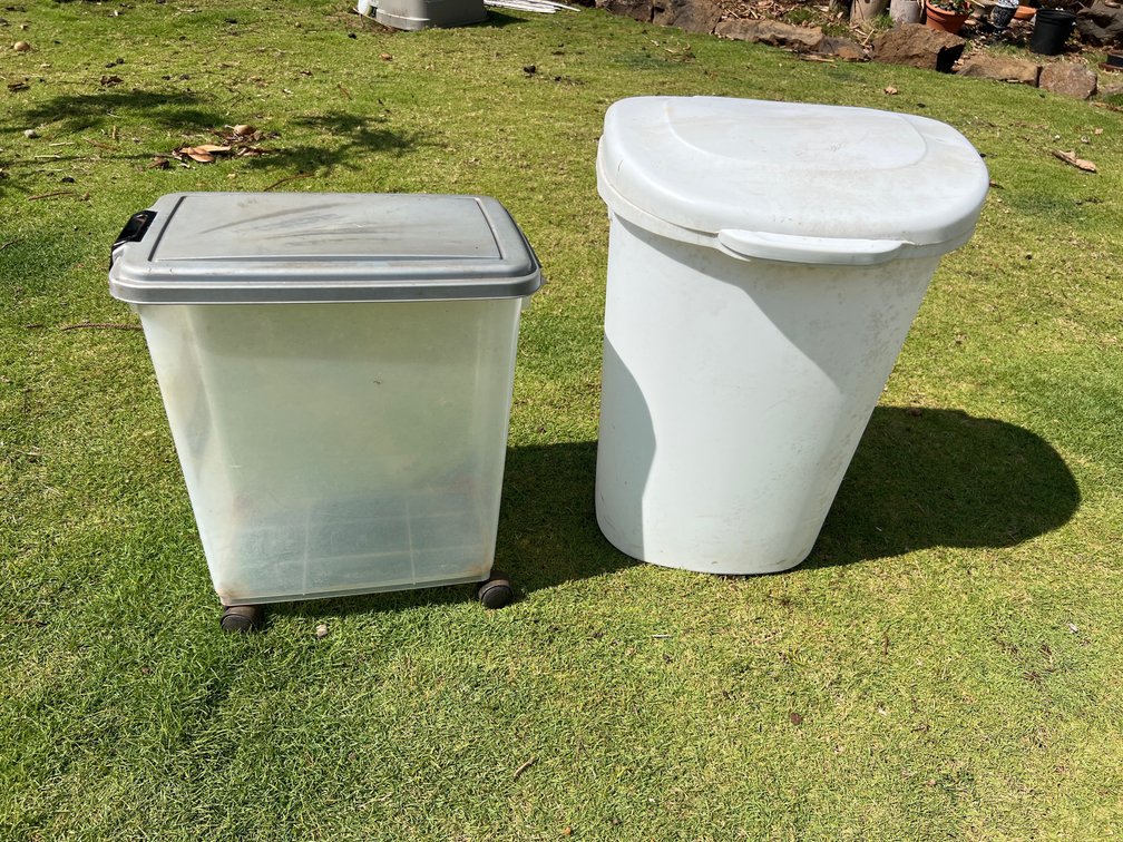 Trash can and roller bin 