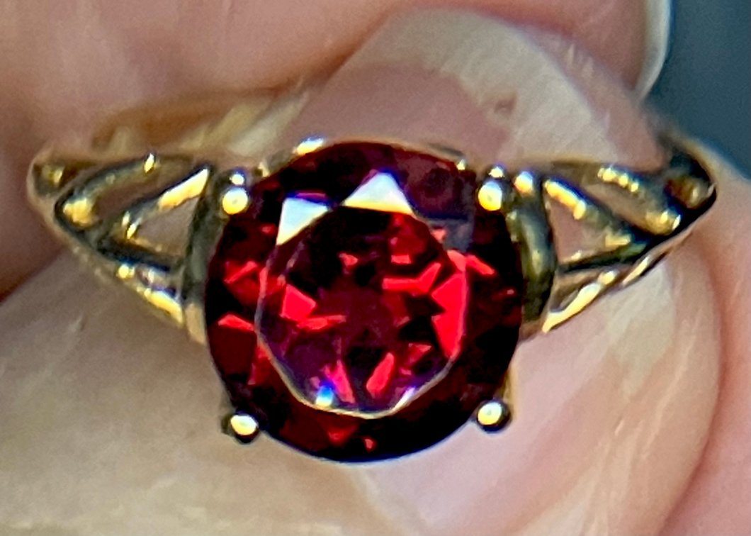 Estate 14K Solid Gold Ring with 9mm Magnificent Red Garnet  3.4 Grams