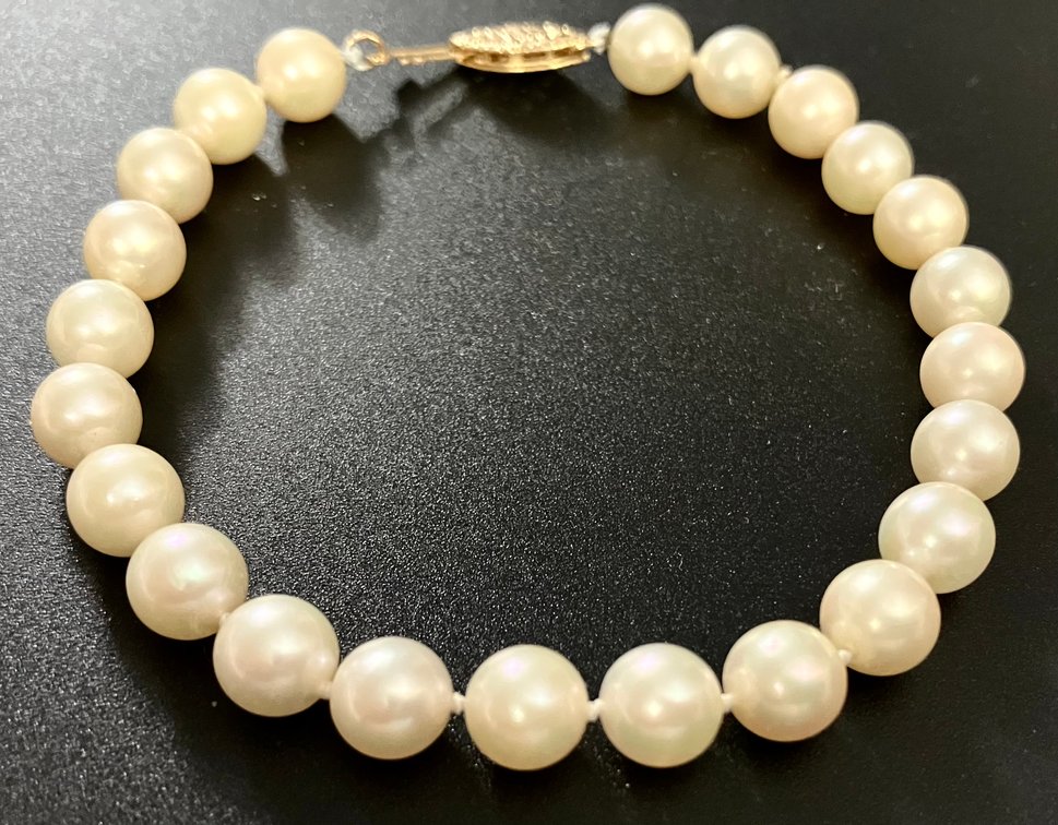 Estate 14K Gold and Pearl Knotted Bracelet. Appears to be Very Fine Quality  Average Pearl Size 7mm
