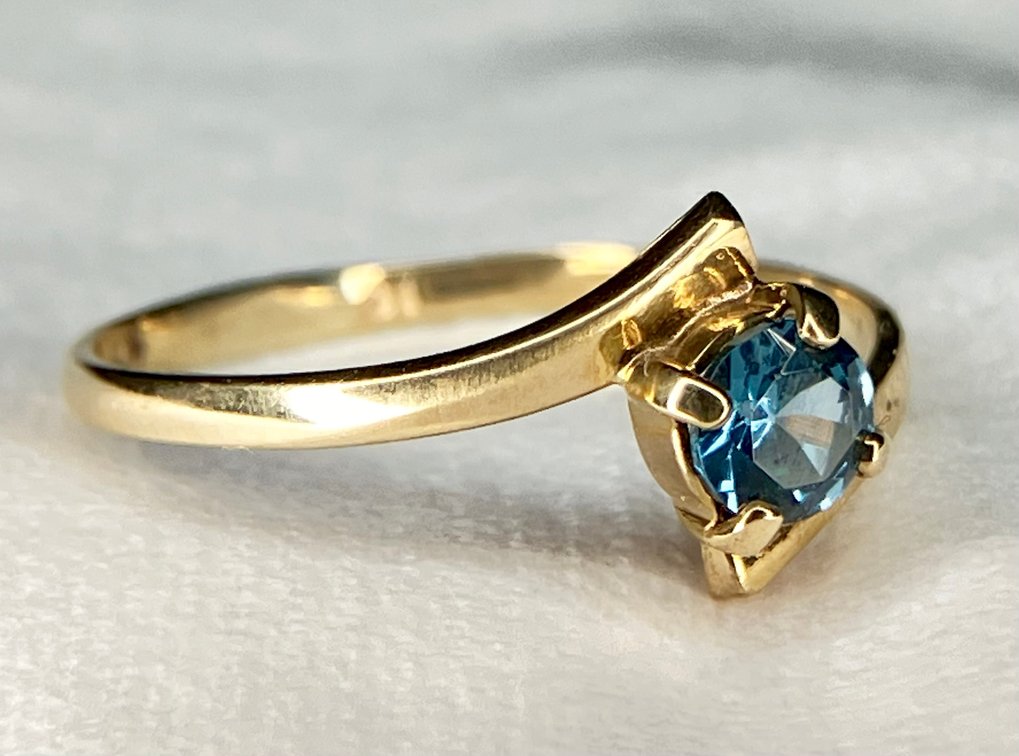 10K Genuine Gold Ring with London Blue Topaz Color Quartz Solitaire    Size 6     
