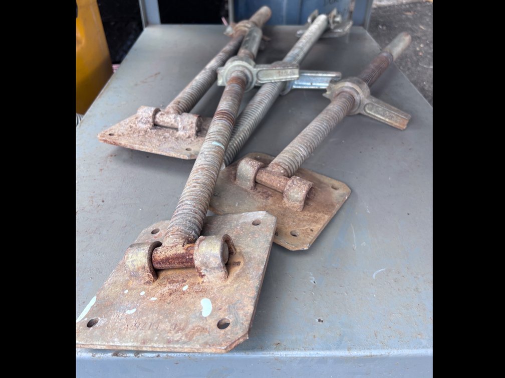 Scaffold jacks 15”-24” 