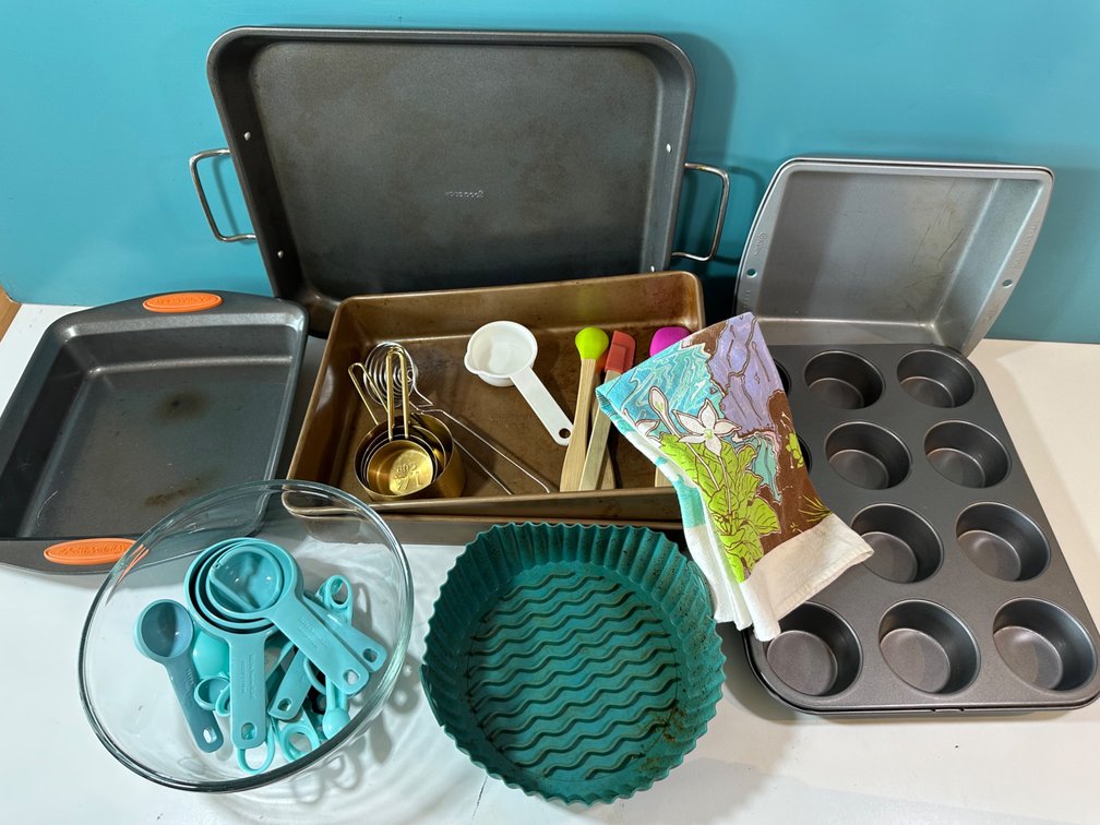 Bakeware & Measuring Lot – Rachael Ray, Muffin Pan, Tools