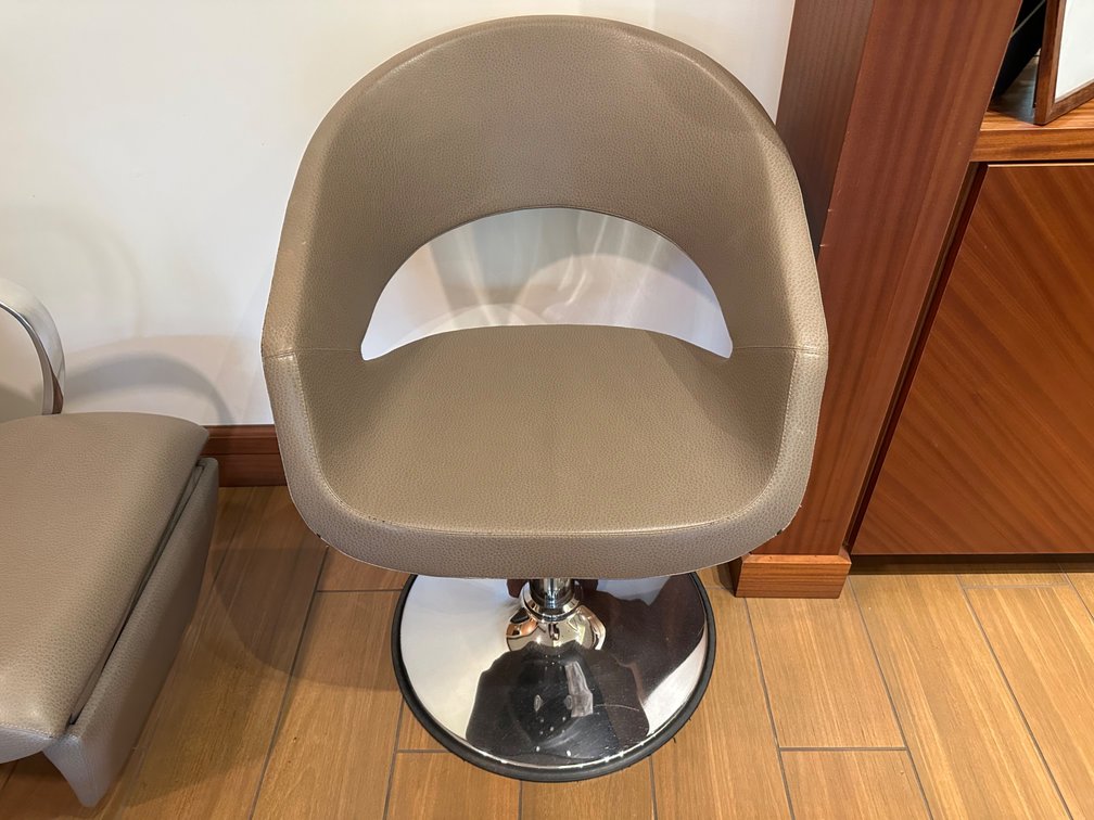 Hydraulic Salon Styling Chair - Pick Up Not Available Until After 11/15