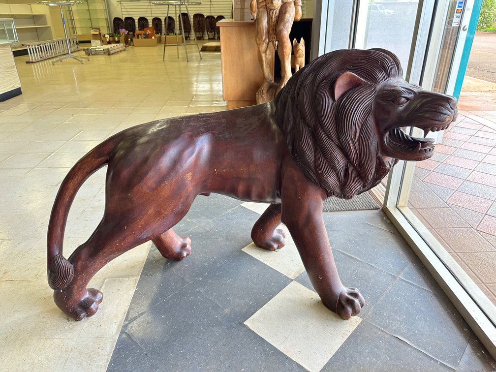 Carved Wooden Lion Statue – Detailed Wood Sculpture for Animal Lovers and Art Collectors