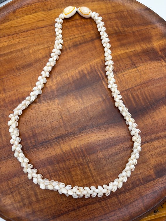 Momi Shell Lei with Double Cowrie