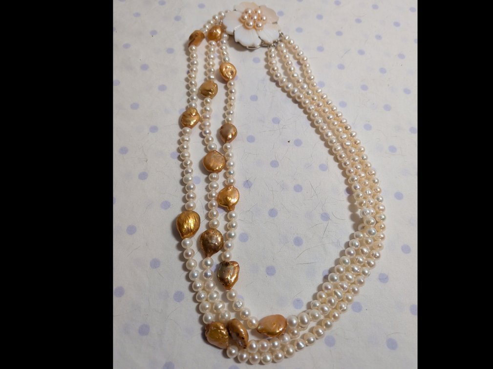 19" Cream color freshwater pearl w/ flower pendant 