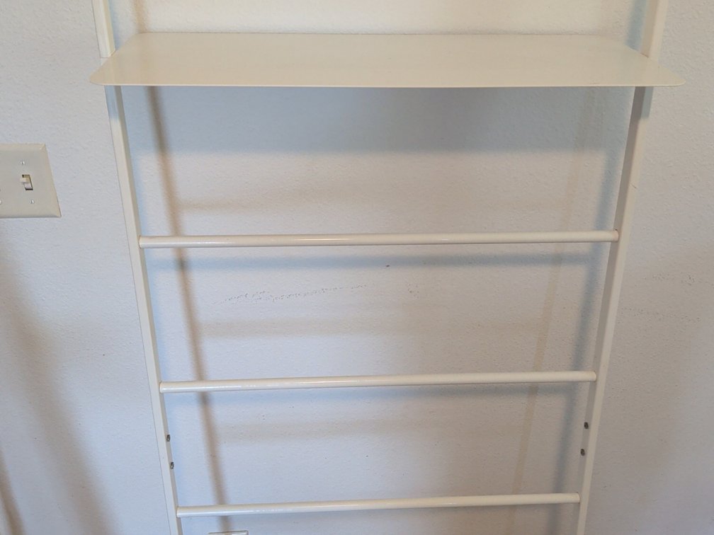 White lean shelf