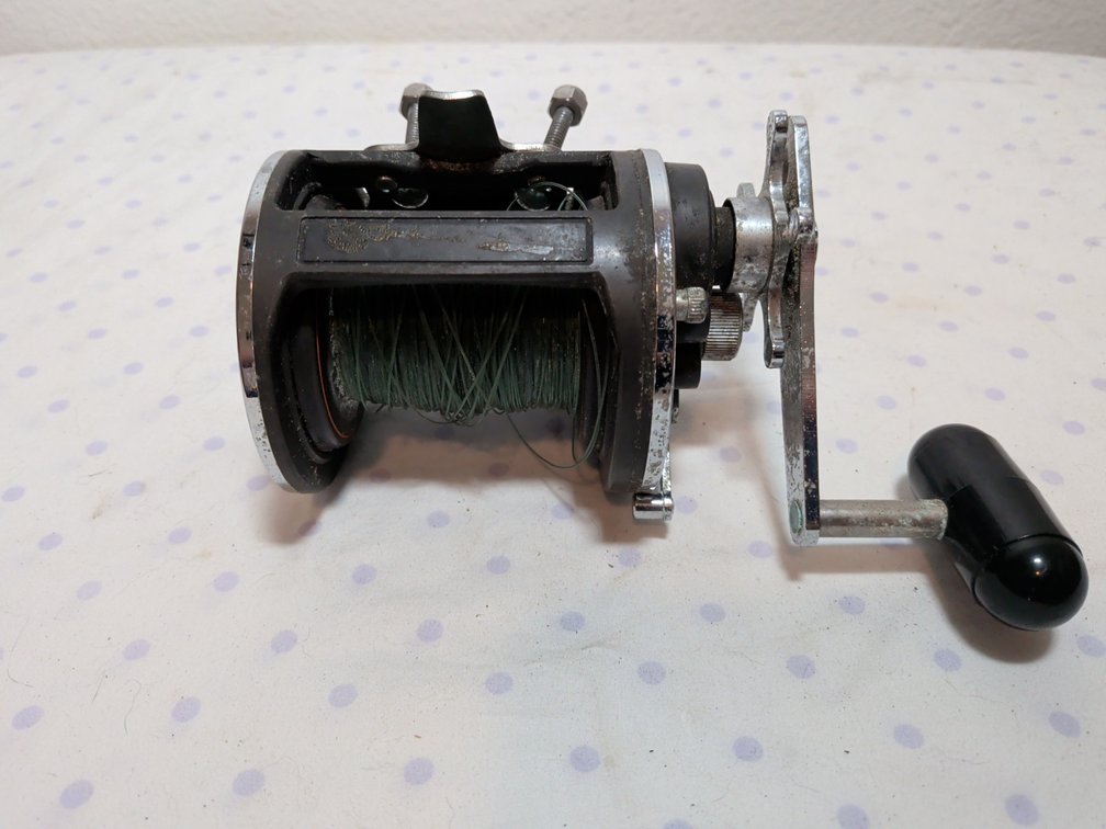 Conventional fishing reel