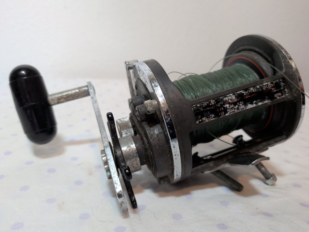 Conventional fishing reel 