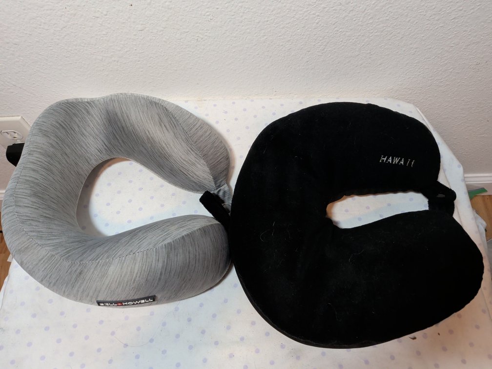 Traveling neck pillow