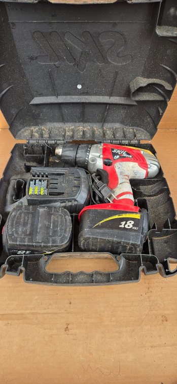 Skil battery drill w/case charger