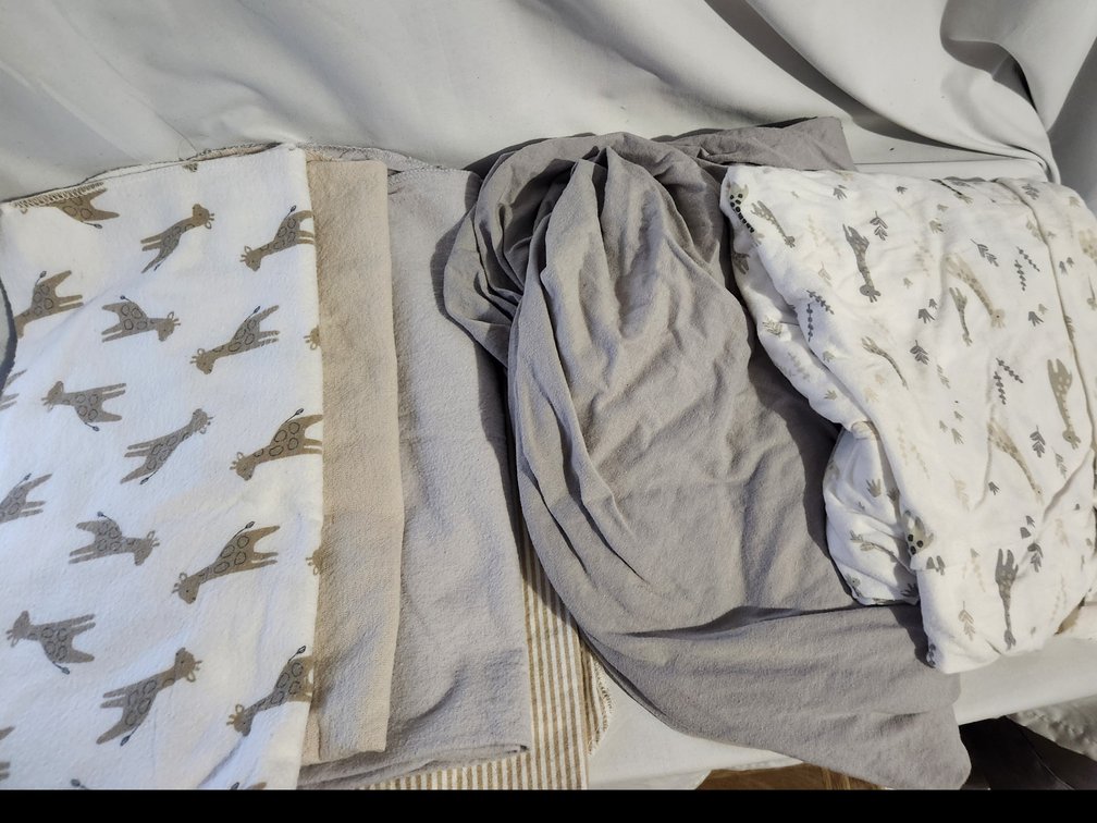 4 Receiving Blankets and 2 Crib Sheets