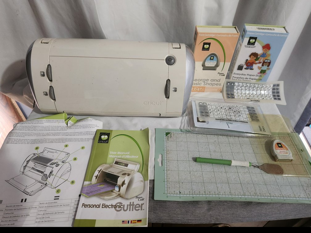 Cricut Electric Cutter & Extra Cartridges 
