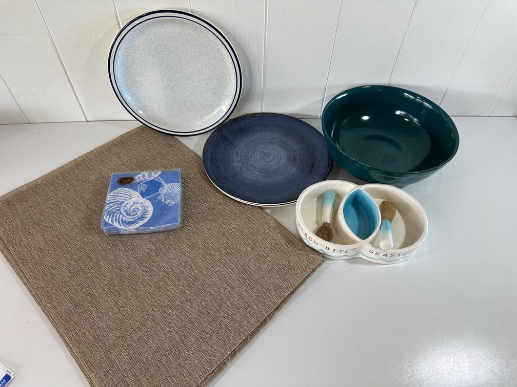 Dinnerware & Serving Lot – Plates, Bowls & Napkins