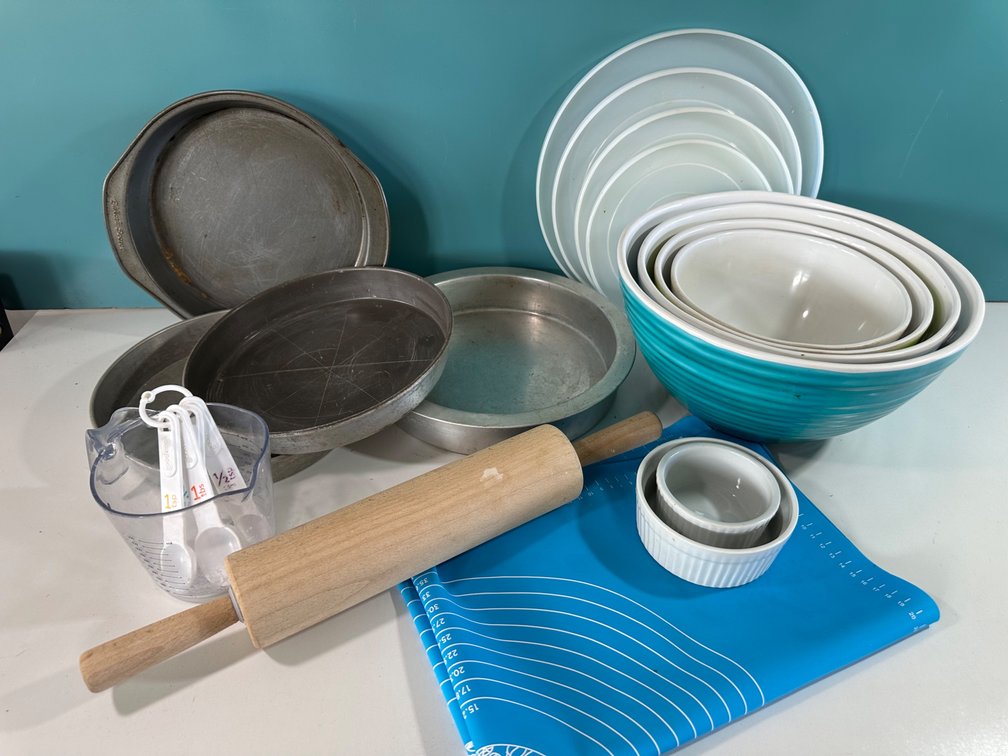 Baking & Mixing Lot – Bowls, Pans & Tools