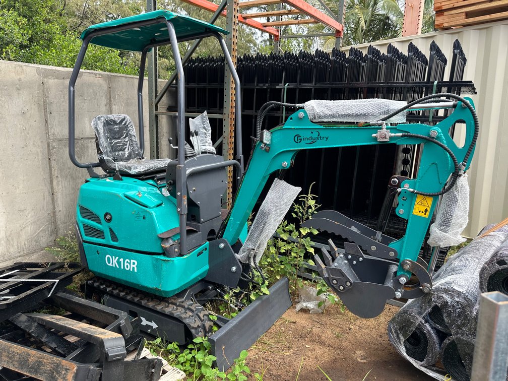 QK16R Excavator - Cosmetic Damage