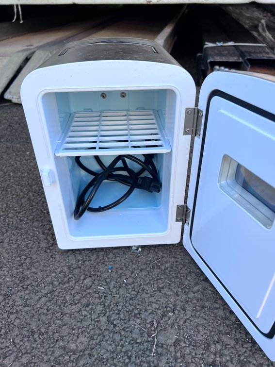 Mini fridge 