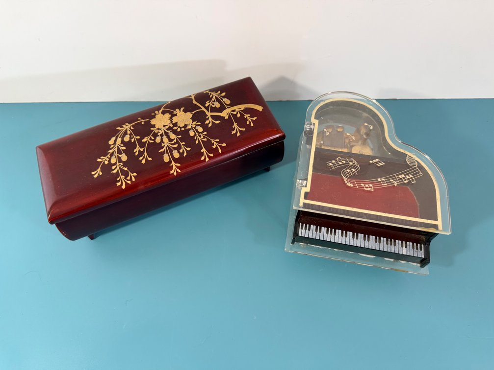 Laurel Japan Piano Music Box & Lacquer Style Music Box