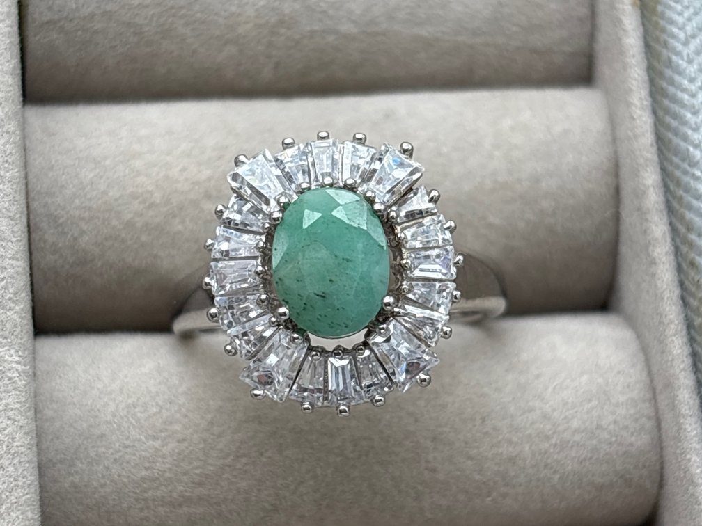 925 Ring w/ Green Faceted Center Stone & Clear Baquette Stones