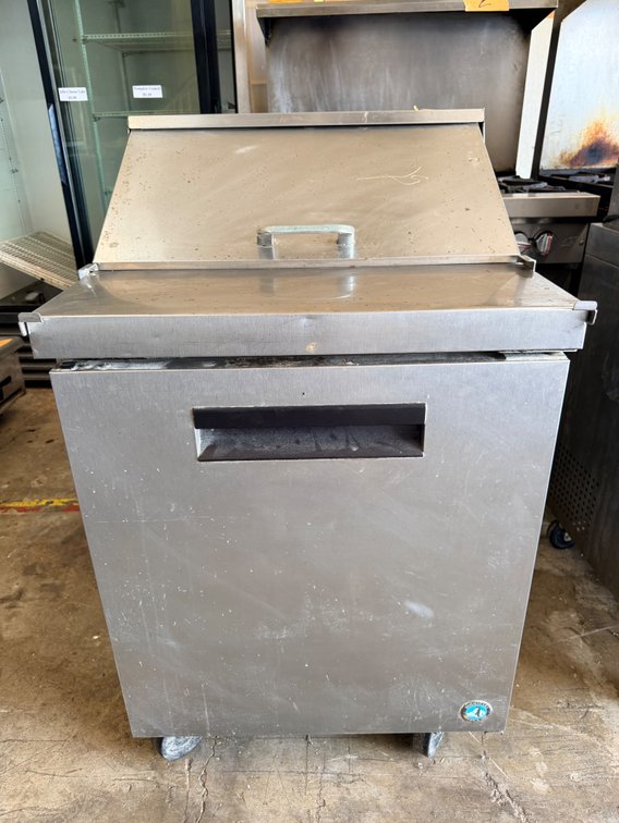 Hoshizaki Model CRMR27-8 Sandwich/Salad Prep Table with Refrigerated Base