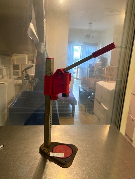 Table top bottle capper