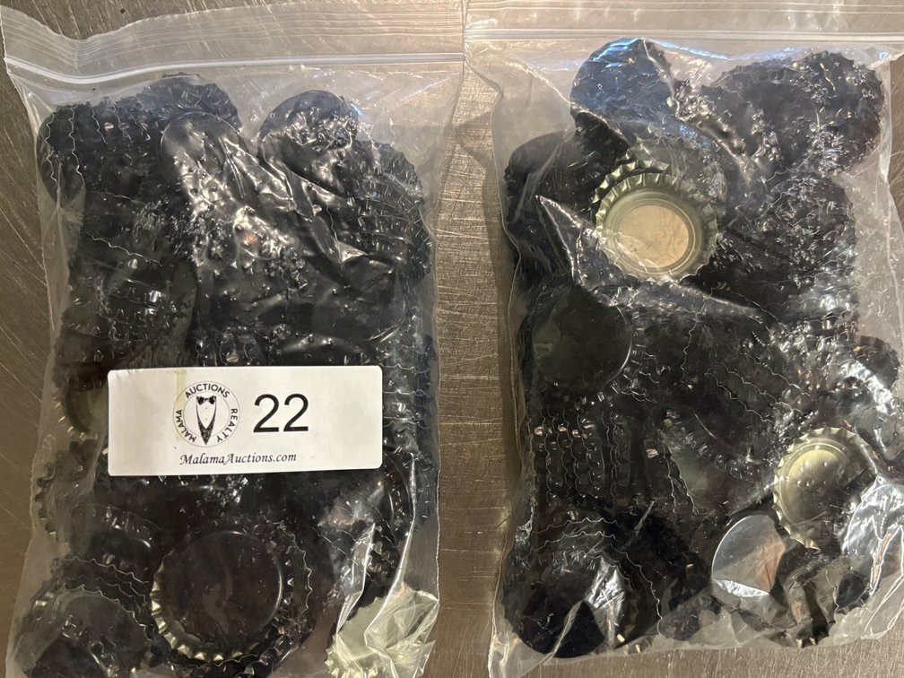 Lot of 200 bottle caps
