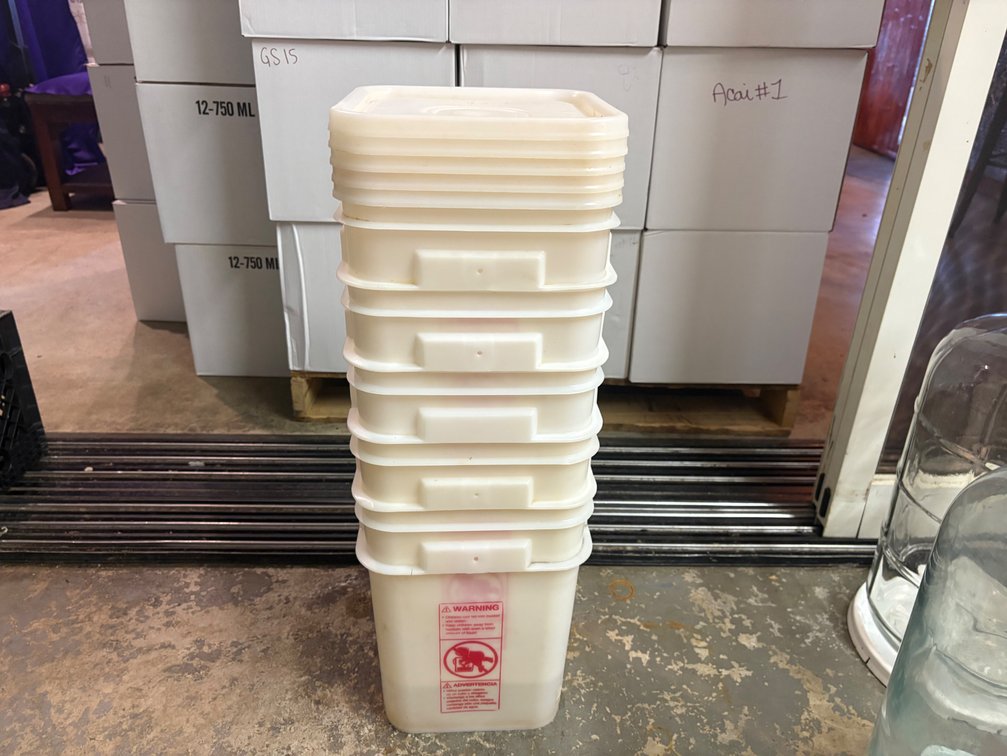 Lot of (5) 4 gallon buckets with lids