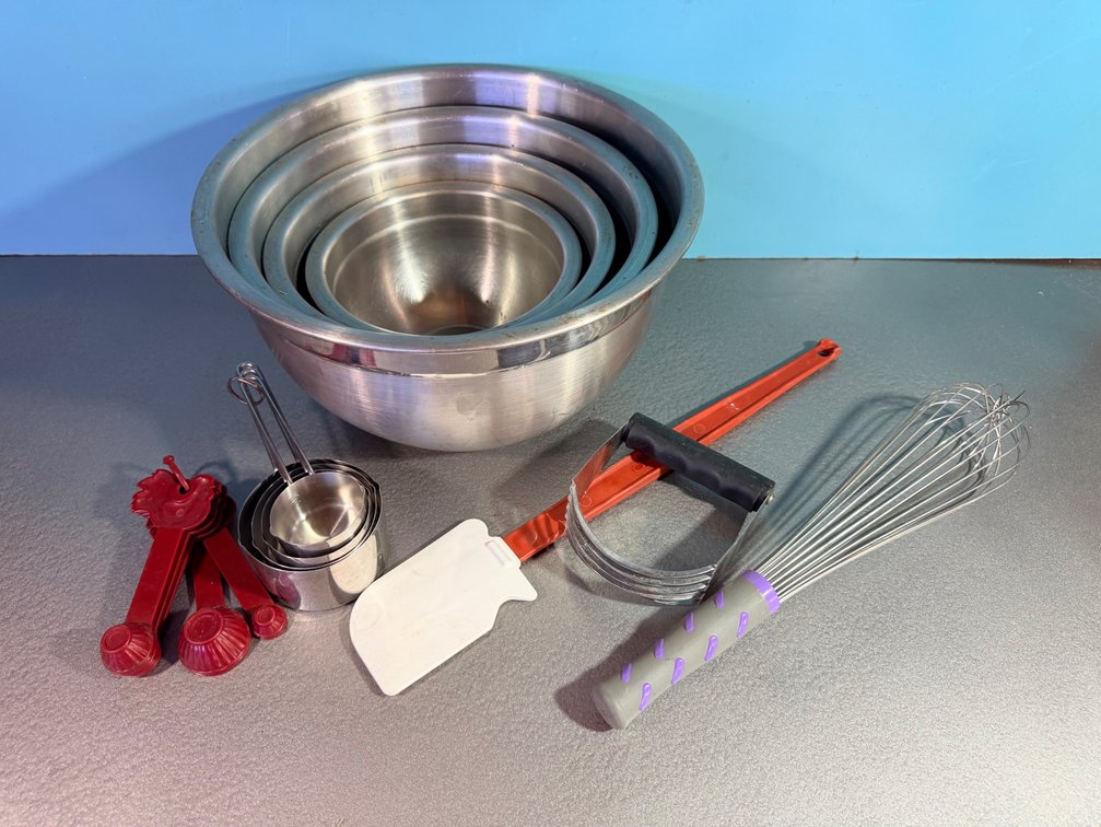 tainless Steel Mixing Bowl and Baking Tool Lot