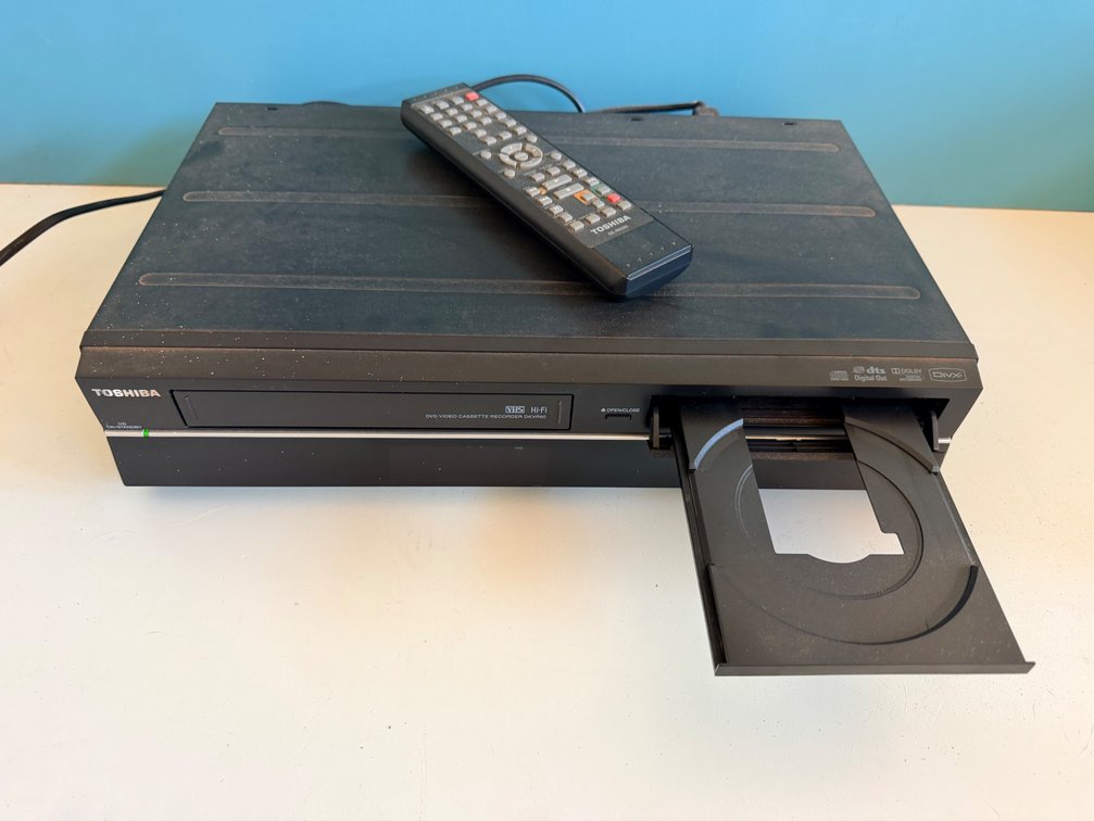 Toshiba VHS/DVD Recorder Combo with Remote