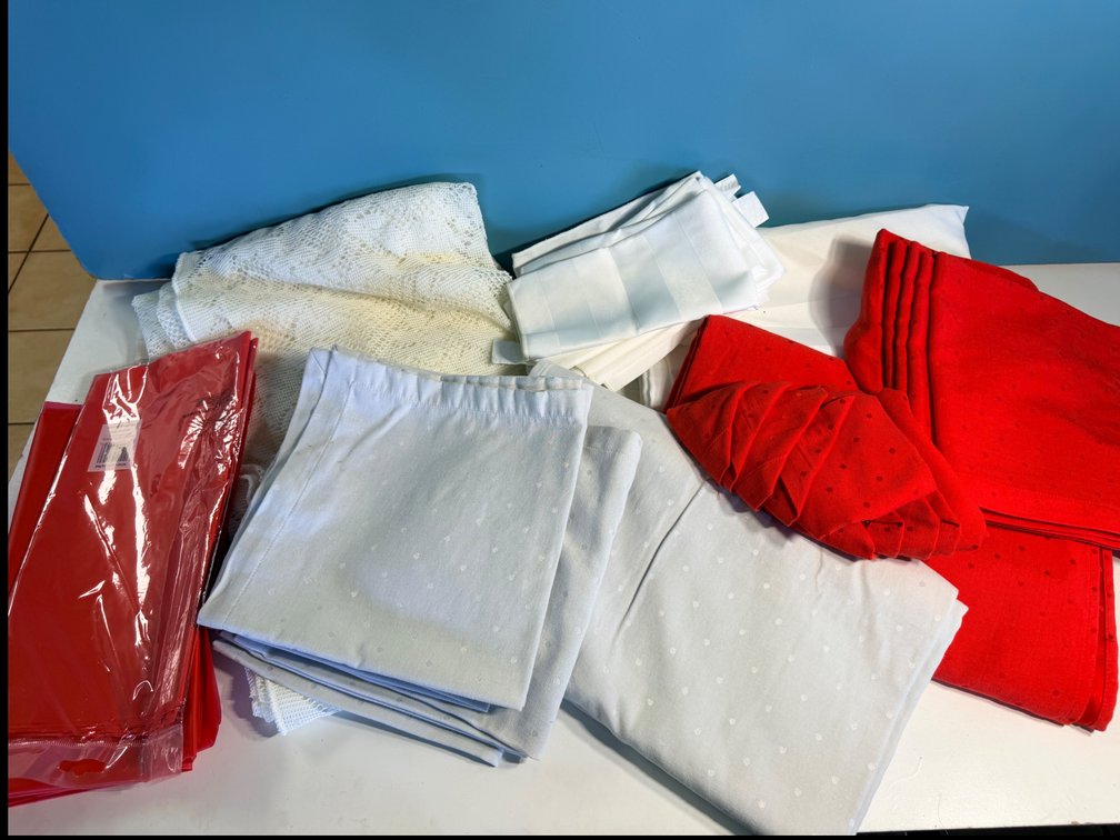 Assorted Table Linens & Napkins