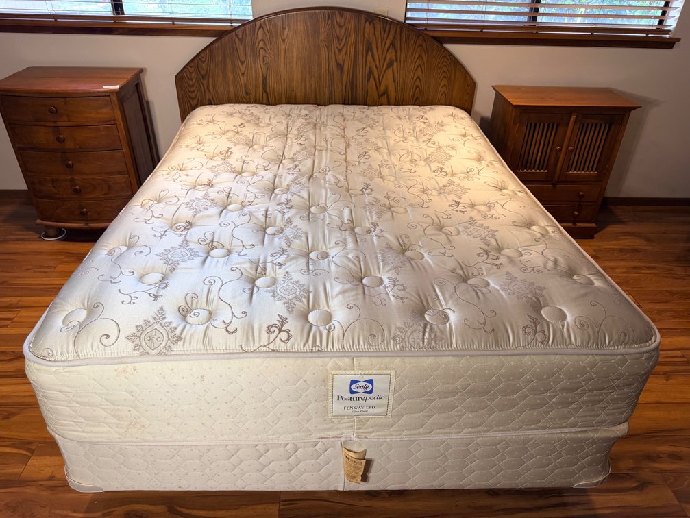 Queen Bedroom Set with Sealy Posturepedic Mattress