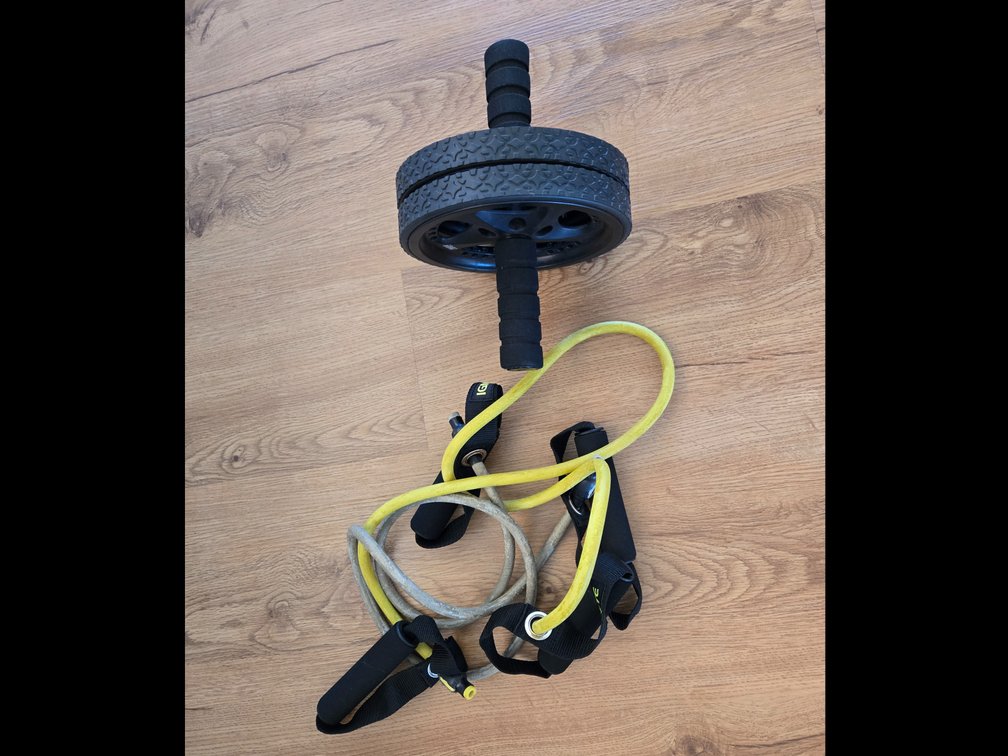 Two jump ropes & Ab Roller