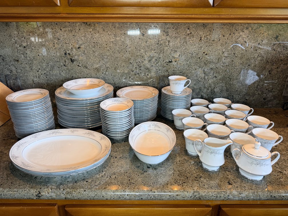 Noritake "Sweet Leilani" Fine China Dinnerware Set