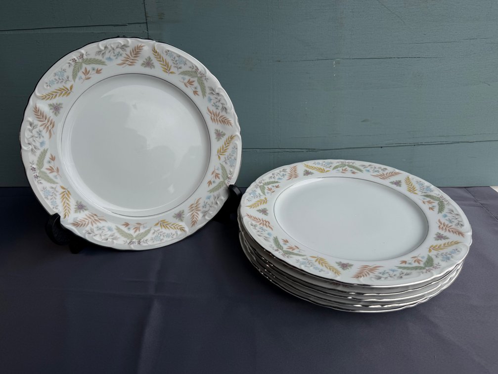 Joanne Japan Fine China Dinner Plates