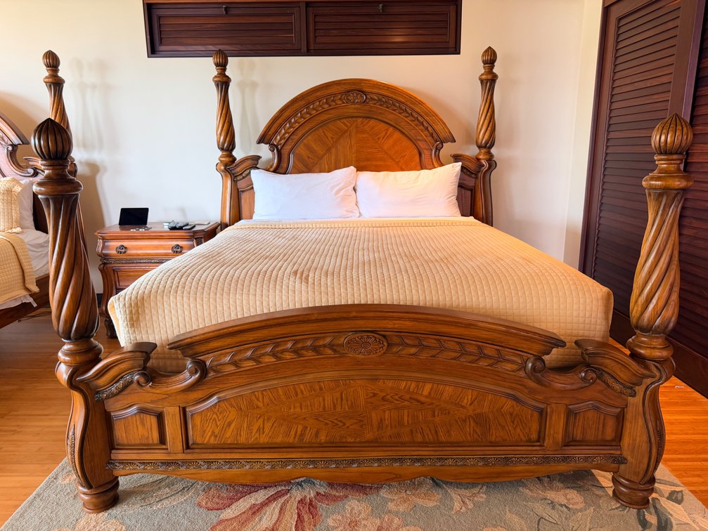 Traditional California King Four Poster Bedroom Set with Mattress & Linens