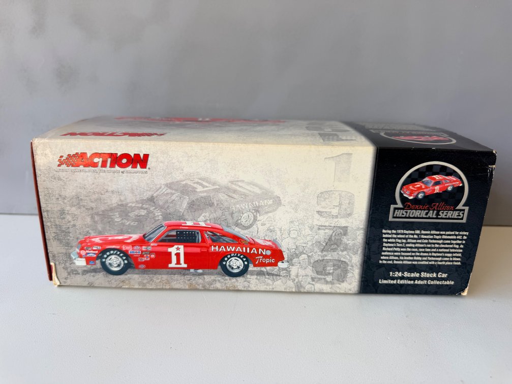 Action Historical Series Donnie Allison No. 1 Hawaiian Tropic 1979 Oldsmobile 442 1:24 Die-Cast Stock Car