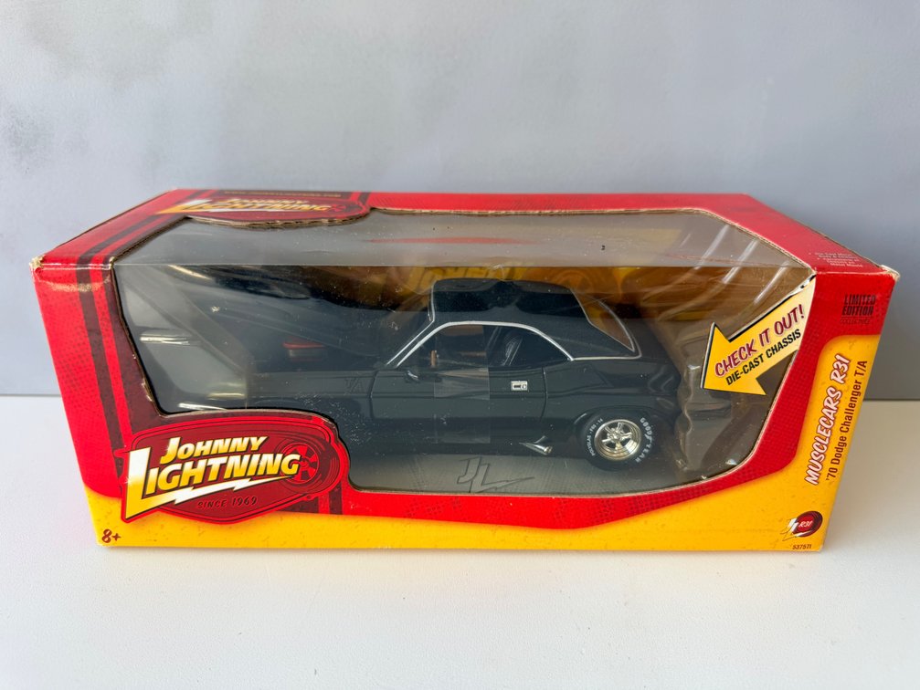 Johnny Lightning Muscle Cars R31 1970 Dodge Challenger T/A 1:24 Die-Cast Model – Black